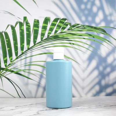 500ml HDPEのシャンプーおよびコンディショナーのための化粧品のびん手の洗浄ボディ ミルクびんの空のプラスチックびん